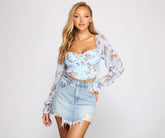 Sieht frisch aus in diesem bauchfreien Chiffon-Top mit Blumenmuster